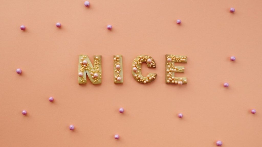 アラザンで飾り付けられたNICEの文字のクッキー